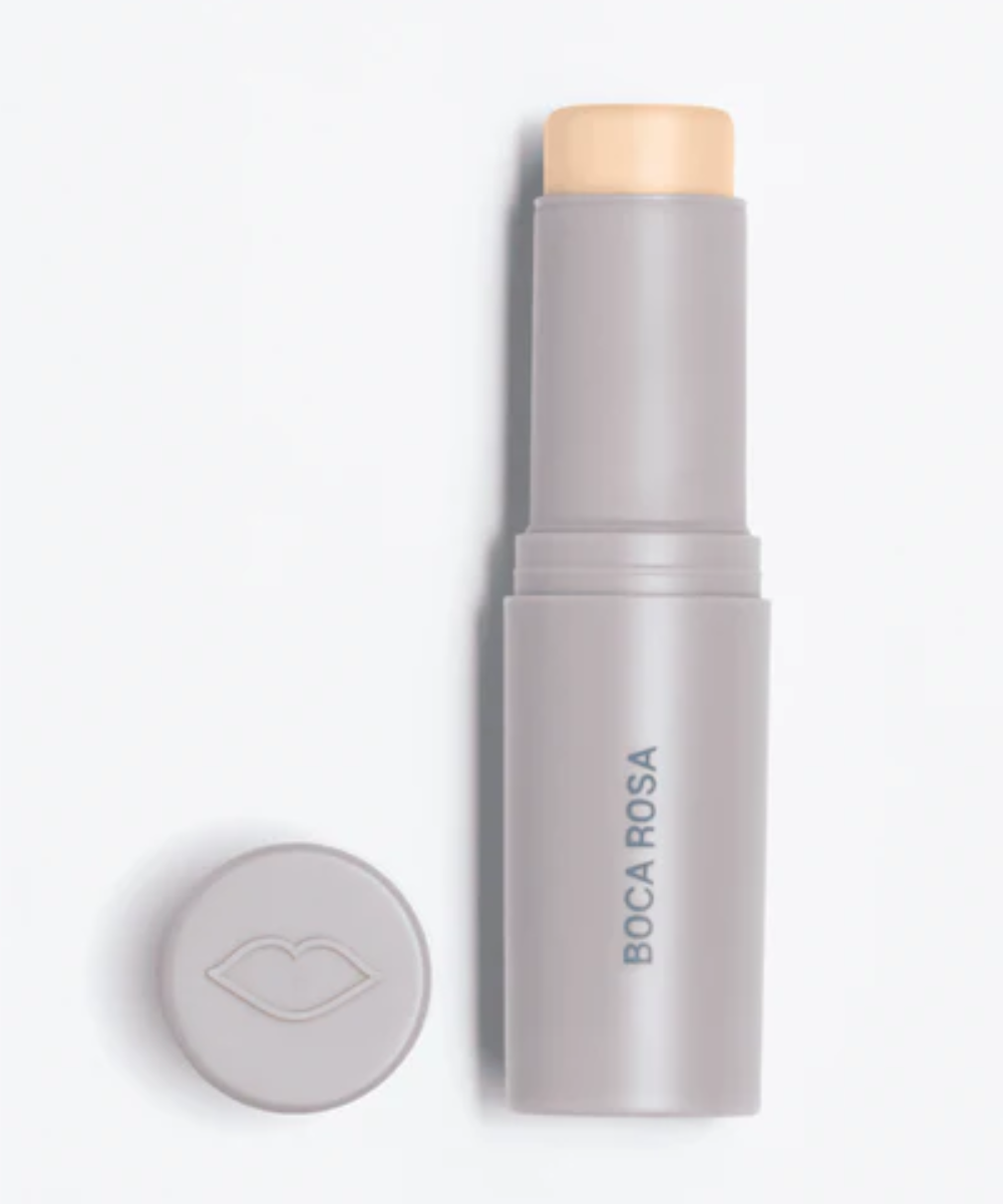 Base em bastão nude com embalagem cinza fosca minimalista da Boca Rosa, entre as melhores marcas de bases nacionais.