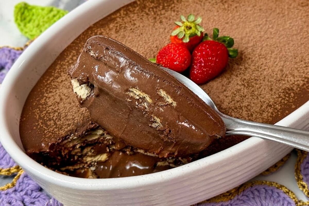 Sobremesa cremosa de chocolate com biscoitos e morangos frescos, sugestão deliciosa para o que fazer na ceia de natal.