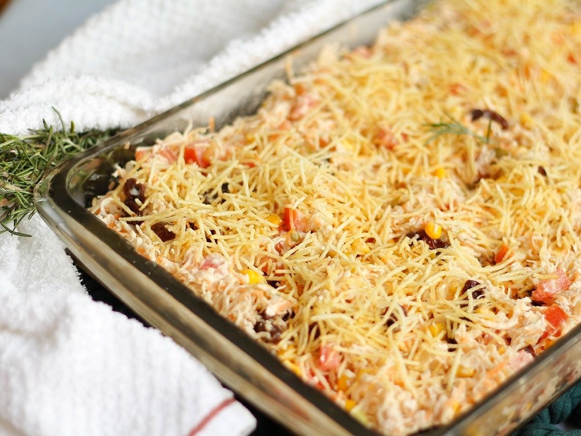 O que fazer na ceia de Natal inclui preparar pratos cremosos com texturas crocantes, como salpicão com batata palha, em