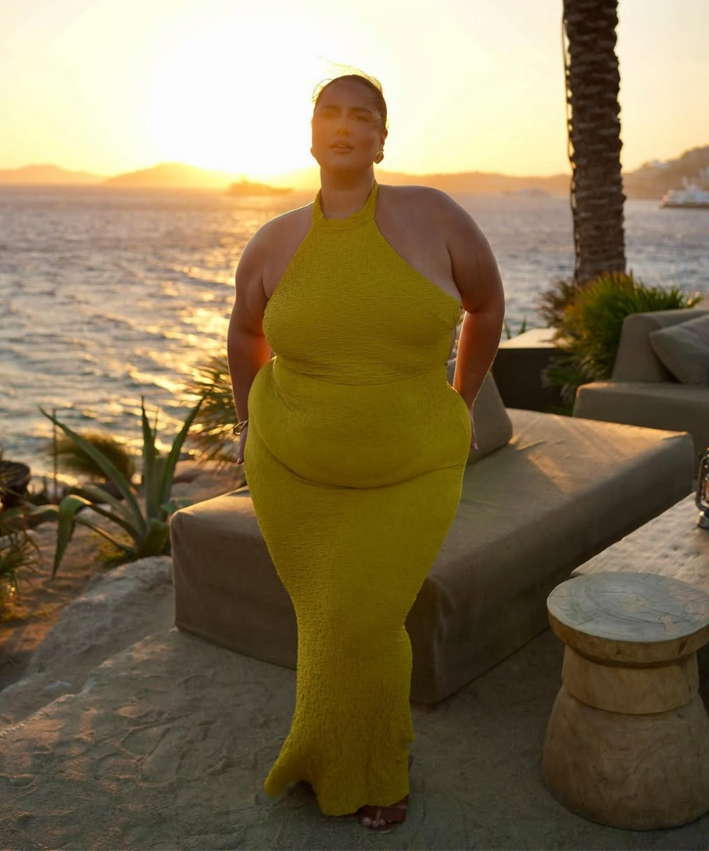 Vestido longo amarelo mostarda em tecido texturizado com decote halter realça elegância descontraída para casamento na praia.