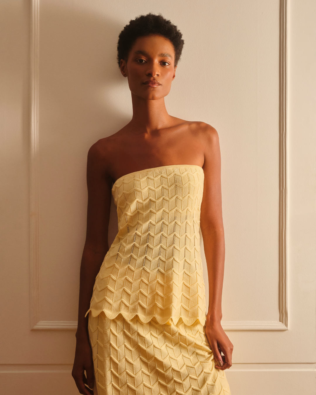 Modelo posa com vestido tomara que caia amarelo ideal para presentes de Natal para quem ama moda e beleza