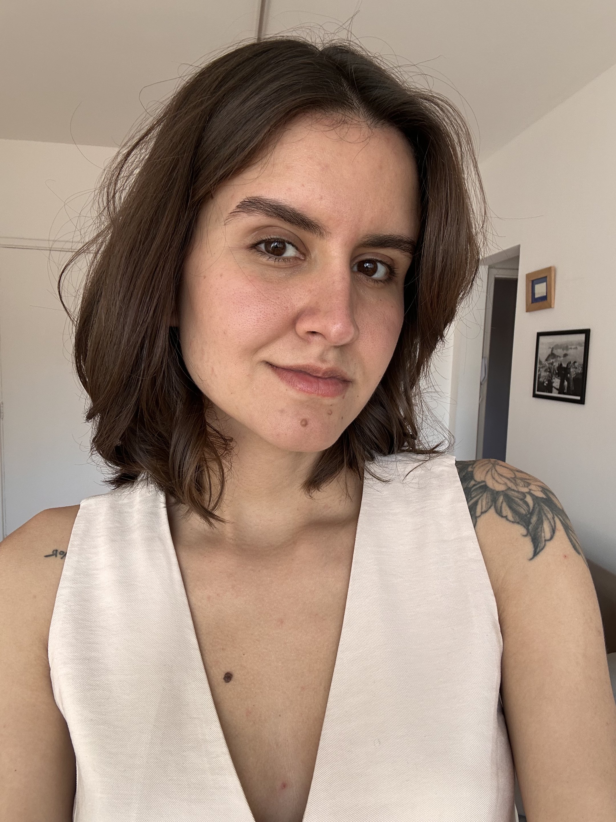 Mulher com pele natural e saudável, cabelo castanho médio solto, com pele antes de produtos para pele oleosa 