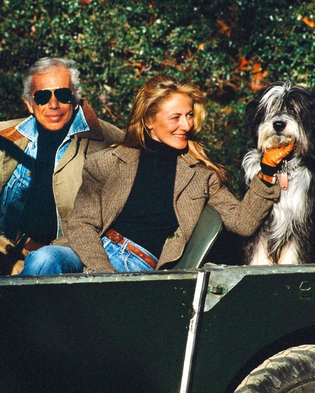 Homem e mulher vestem peças Ralph Lauren com jaquetas em camurça e tweed, jeans e gola alta preta, em clima elegante.