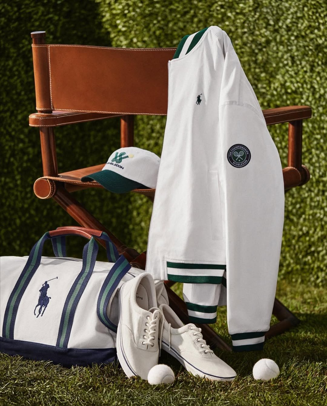 Conjunto Ralph Lauren com jaqueta varsity branca de algodão, boné e bolsa esportiva em tons neutros, clima clássico.