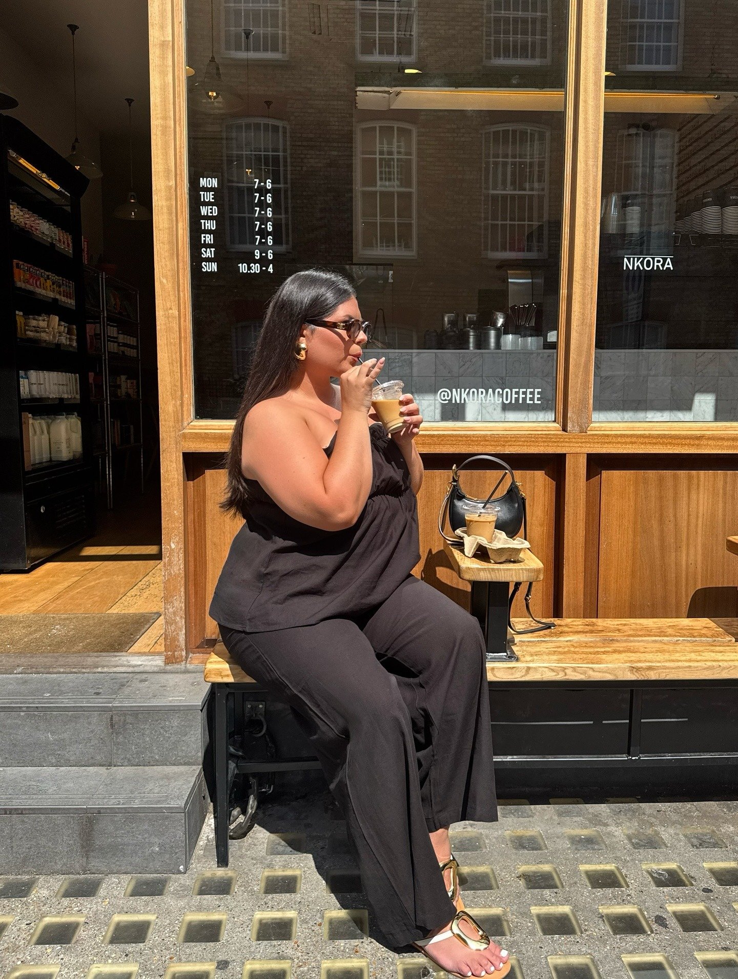 Entre os modelos de rasteirinha tendência está o de detalhe metálico