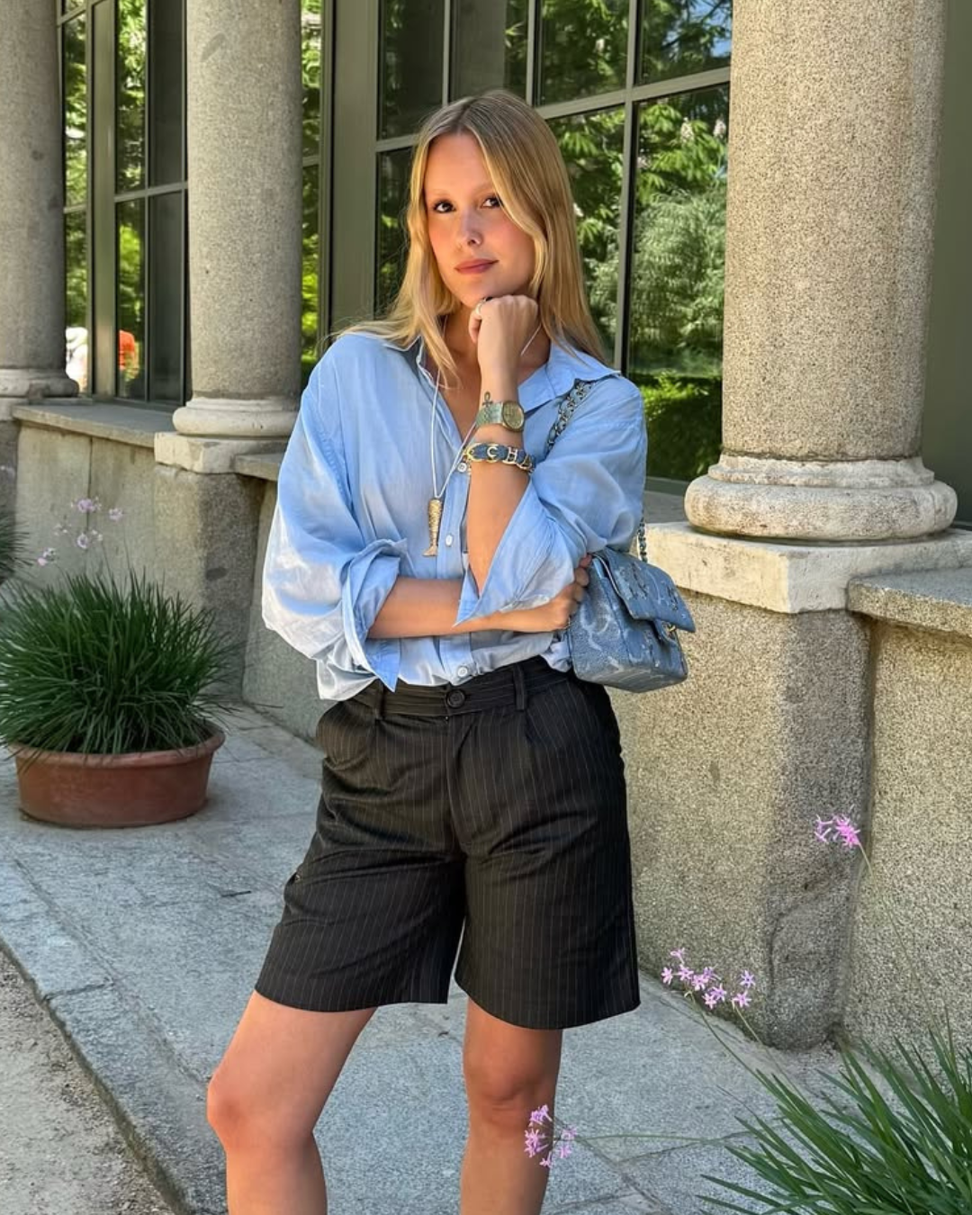 camisa azul e shorts preto, look para usar com sapatos confortáveis para festas de fim de ano