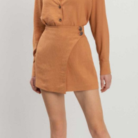 Shorts Transpassado Com Cintura Média E Botões