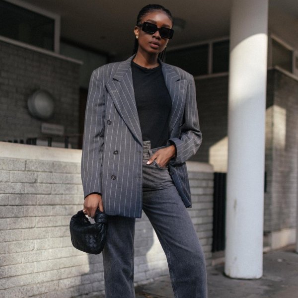 É impressão minha ou o cós transpassado é a tendência de calça da vez?