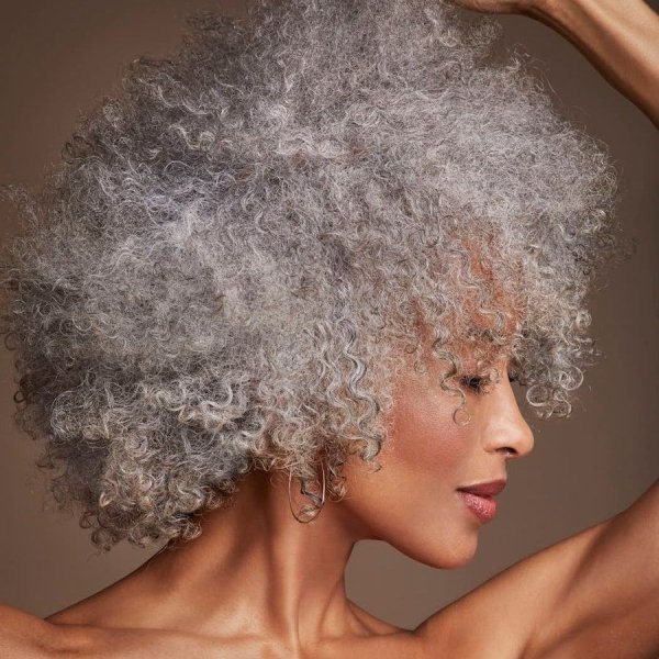 Quem cuida do cabelo grisalho cacheado e crespo das mulheres negras?