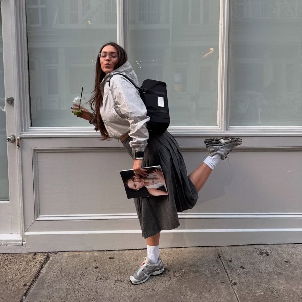 O tênis cinza é o novo queridinho das estilosas e promete aposentar o branco