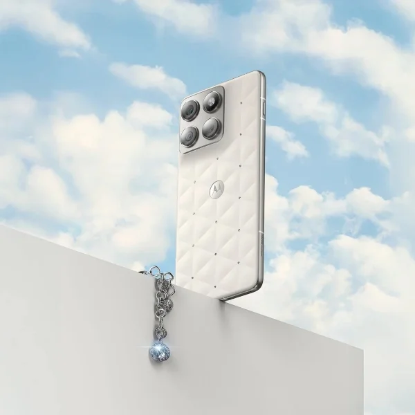 Motorola lança smartphone com Cor do Ano Pantone 2026 e Swarovski