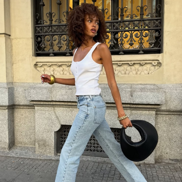 Regata e jeans é a combinação favorita de toda estilosa