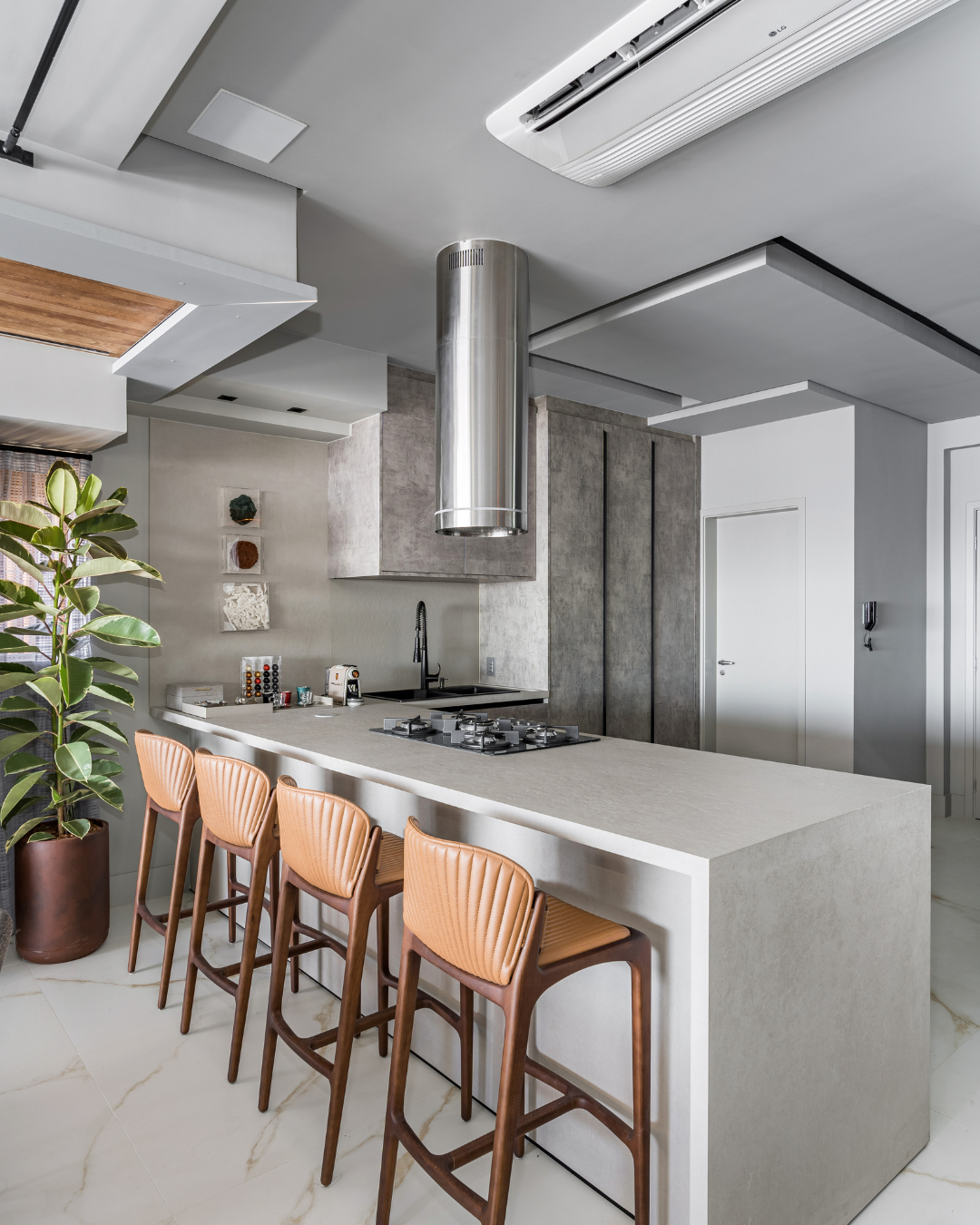 Tendências de arquitetura para cozinha revelam armários embutidos em madeira clara, linhas retas e ambiente integrado 