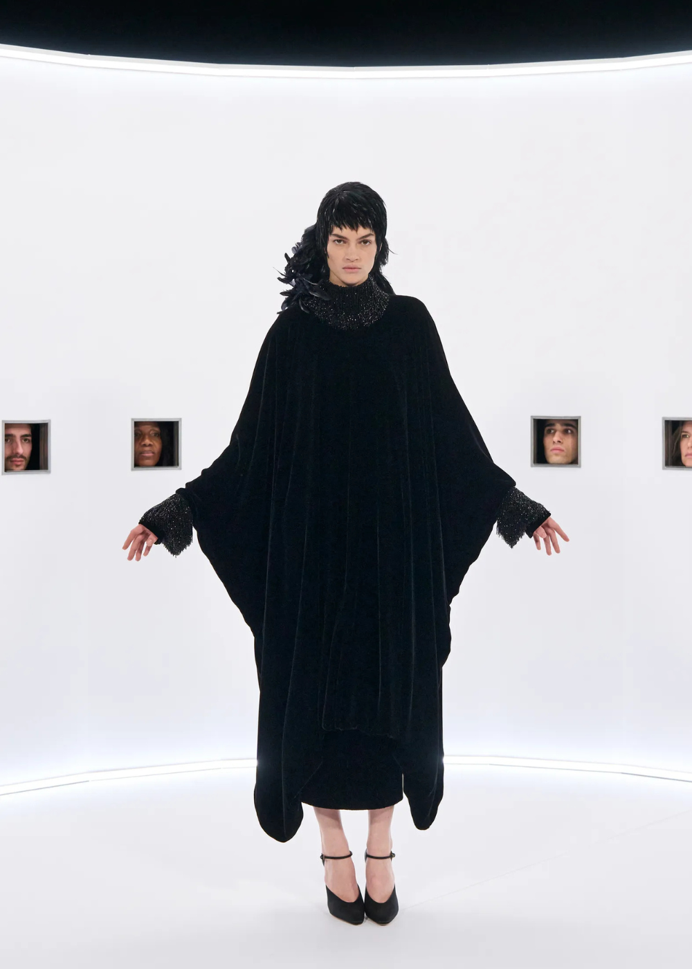 Modelo posa com vestido preto de veludo oversized, tendências da temporada de alta-costura primavera 2026