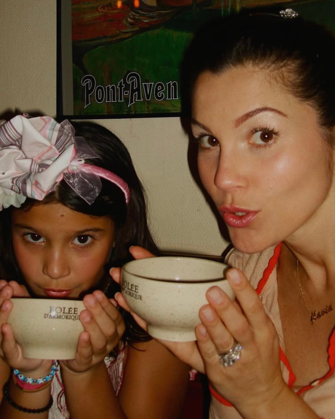 Mãe e filha na infância, ilustrando a reflexão sobre o bullying na infância