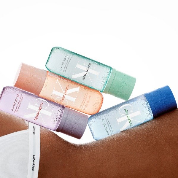 Calvin Klein lança linha de body splashes para corpo e cabelo no Brasil