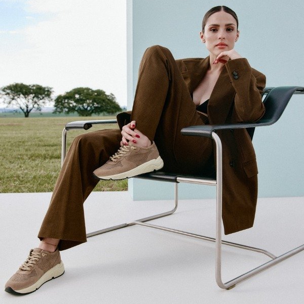 Isabelle Drummond abre o Inverno da Arezzo com foco nos sneakers