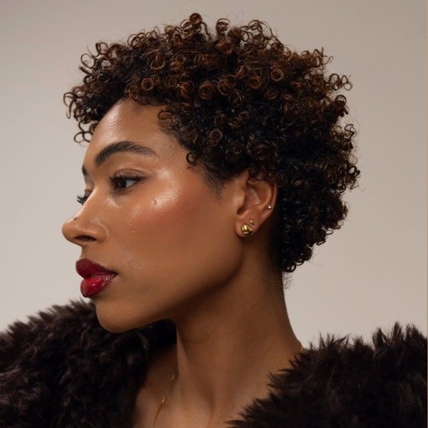 Óleos essenciais para queda de cabelo: 4 opções para te ajudar