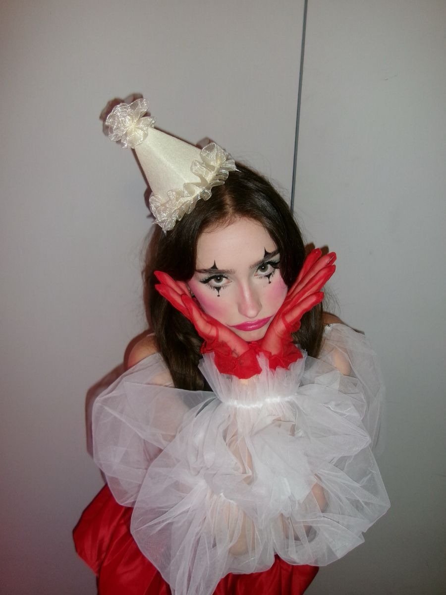 Carnaval 2026 traz fantasia de palhaça com chapéu branco rendado, blusa de tule volumosa, luvas vermelhas e maquiagem