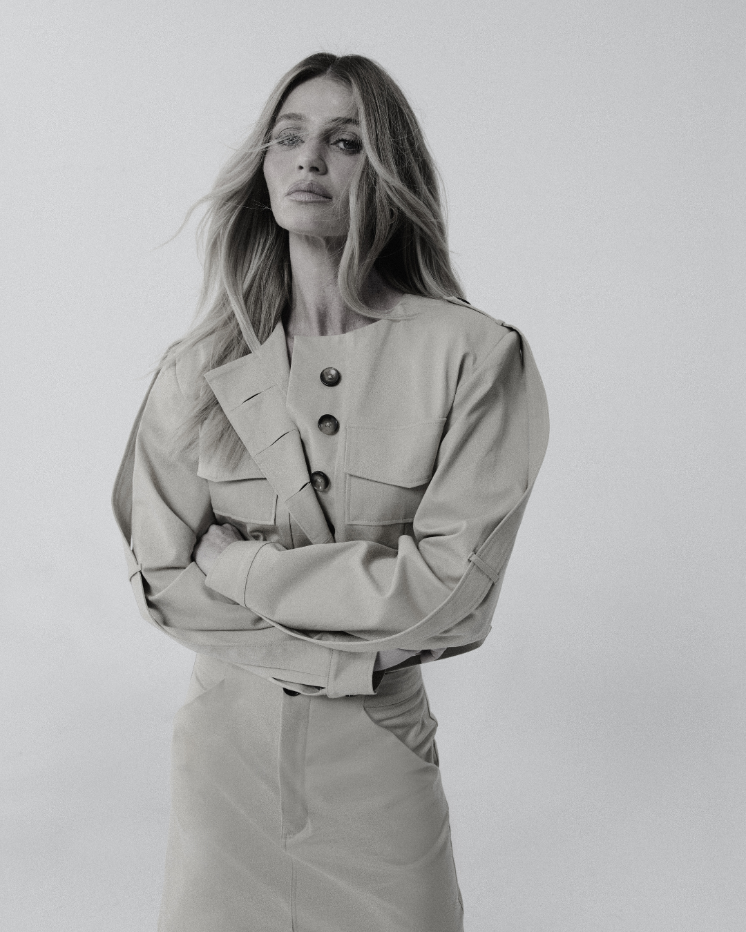 modelo com casaco, em shooting de como construir uma marca de moda