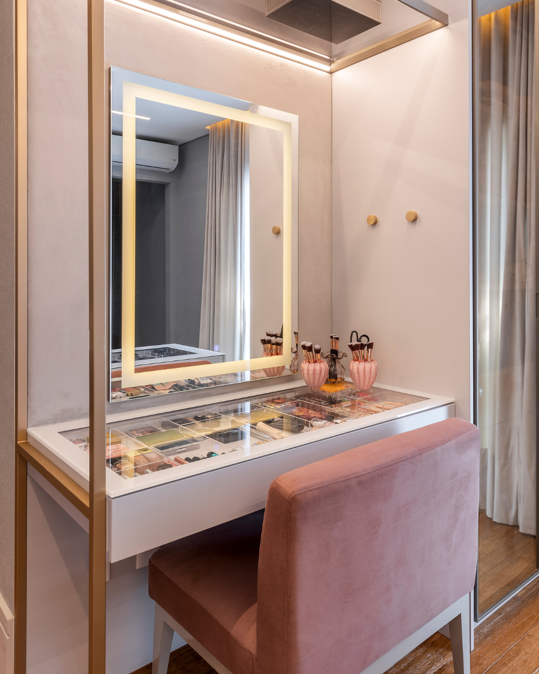 Destaque para penteadeira branca com vidro organizador de maquiagem, espelho iluminado, mostrando como organizar o closet