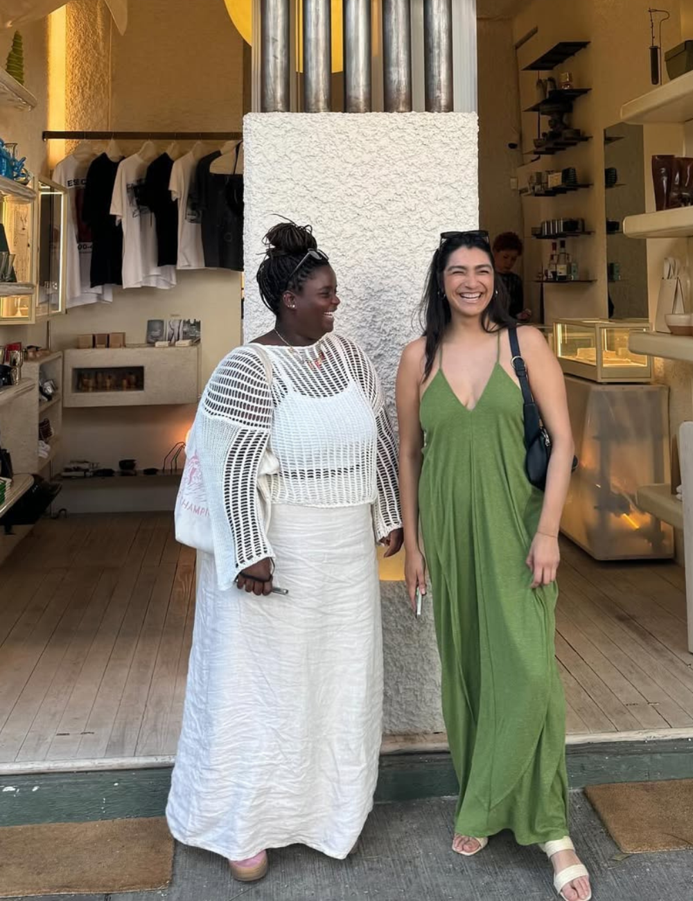 Como usar blusa de crochê com modelo que veste blusa branca de crochê oversized sobre vestido branco.