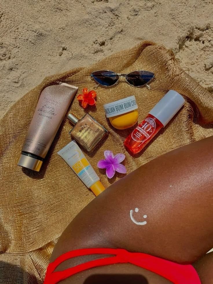 Coxa bronzeada com sorriso em protetor solar, biquíni vermelho. Como evitar assadura das coxas