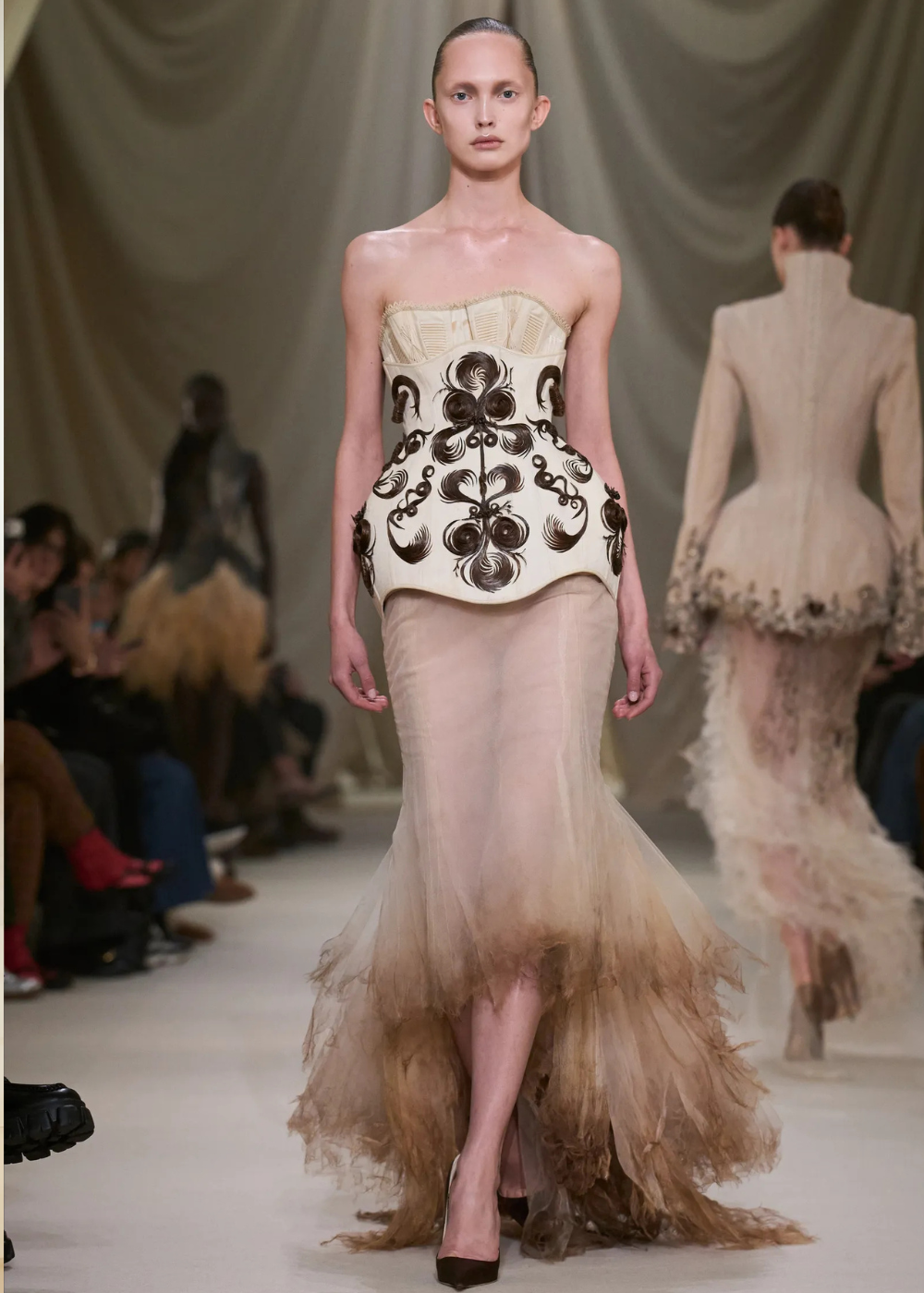 Modelo desfila com vestido de alta-costura primavera 2026 em tule degradê marrom, corpete estruturado e bordados pretos,