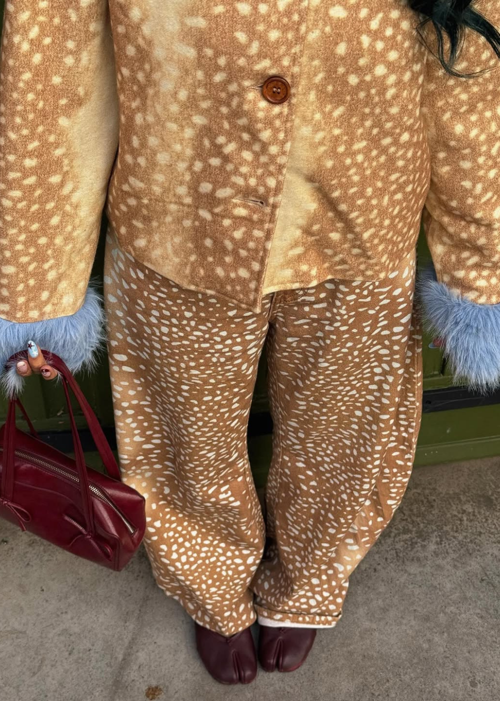 Conjunto de lã com estampa de cervo em tons terrosos, detalhes em pelúcia azul e bolsa vinho.