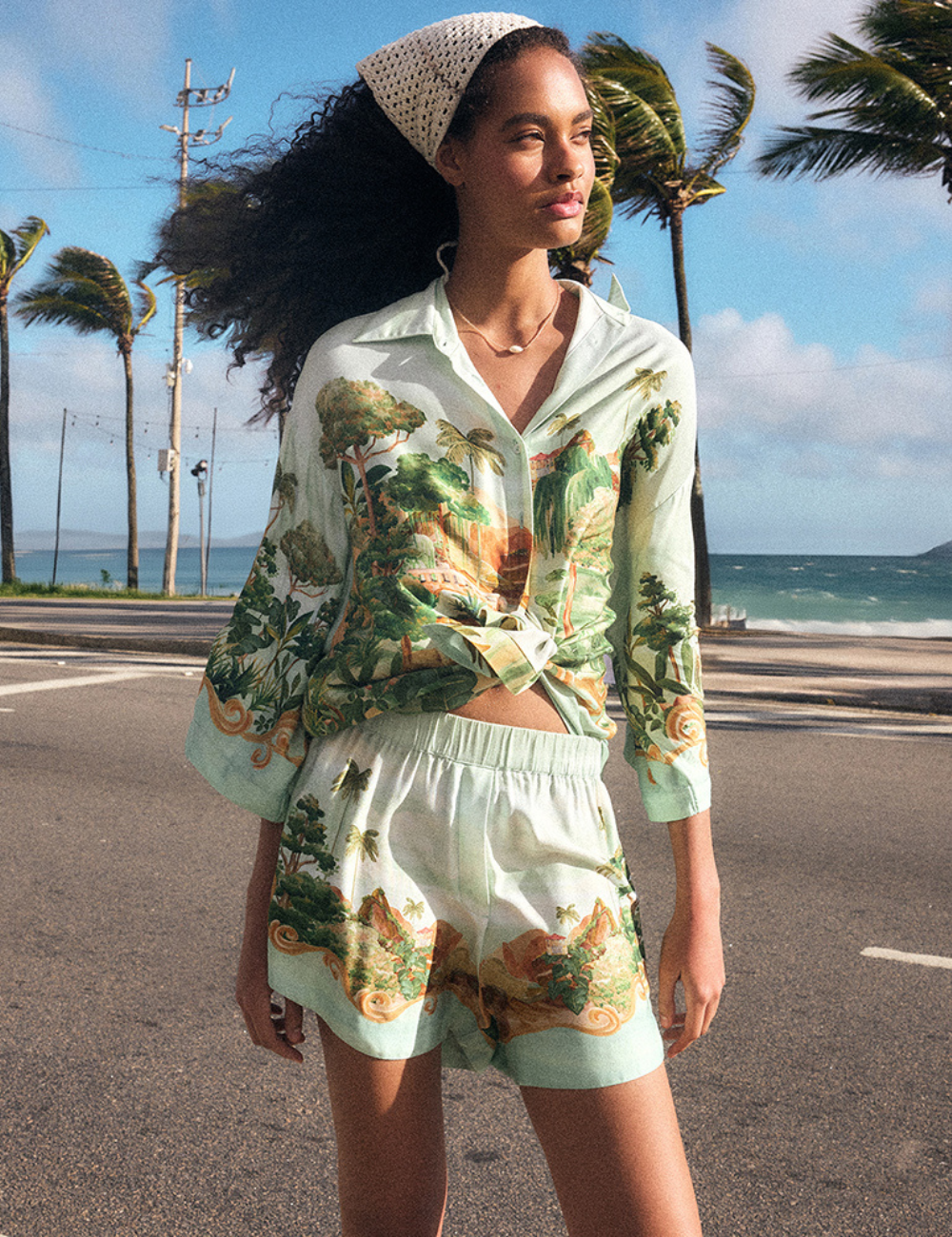 Modelo no Rio de Janeiro veste conjunto leve de algodão com estampa paisagística em tons verdes e beges.