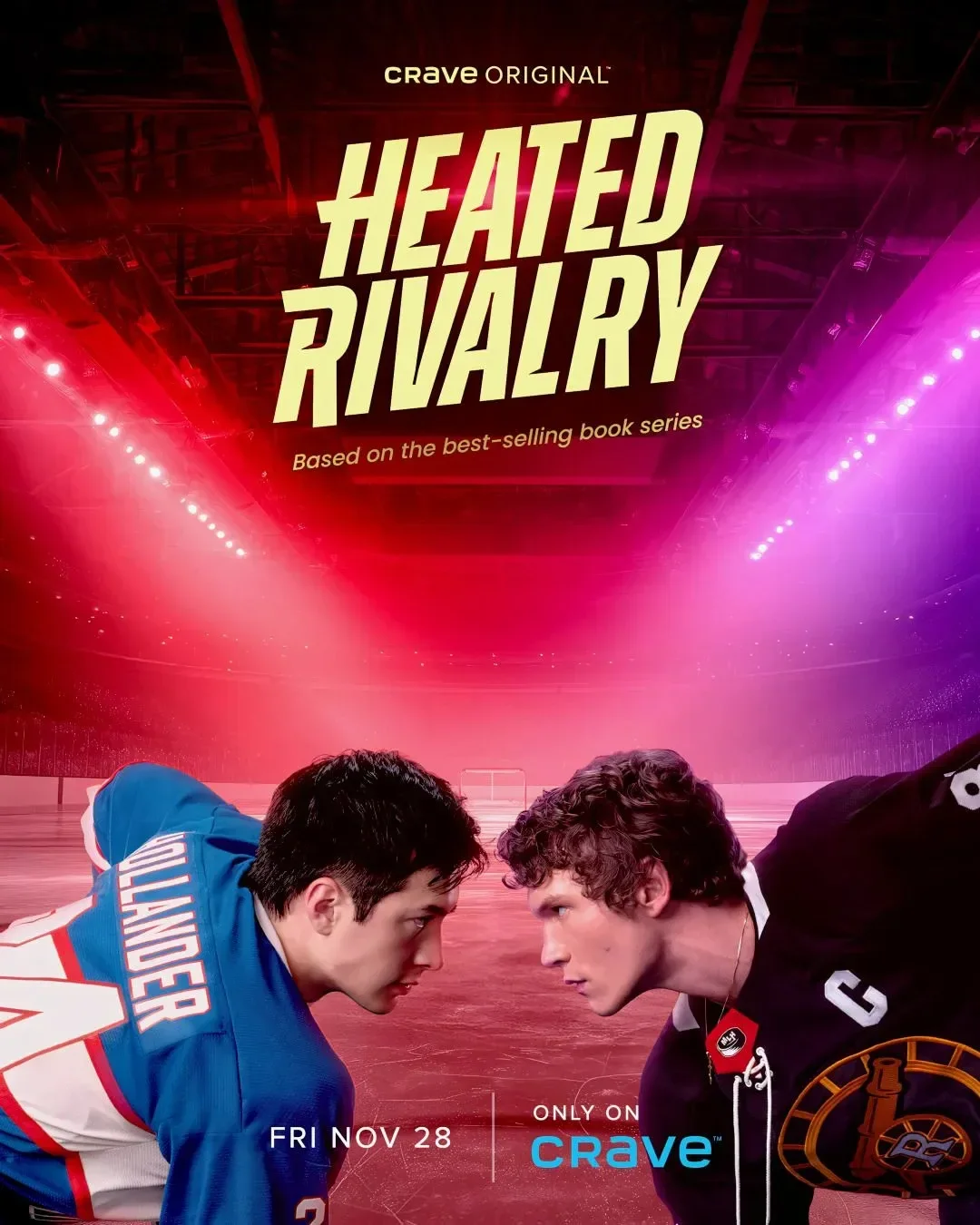Heated Rivalry, dois jogadores de hóquei, um com uniforme azul e branco e outro com preto, se encaram intensamente