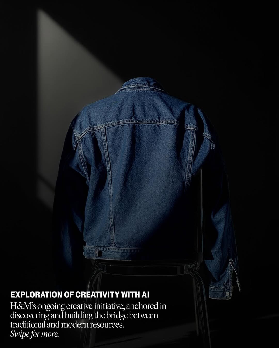 Jaqueta jeans azul escuro com modelagem oversized em ambiente minimalista e iluminação dramática destaca a indústria da moda