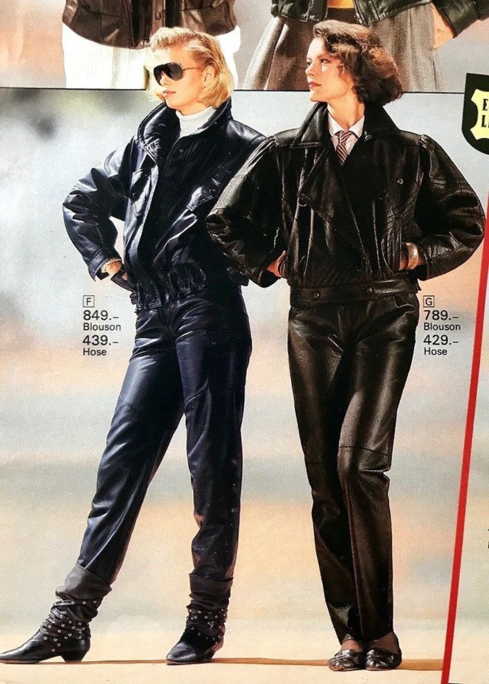 Duas modelos posam com jaquetas e calças de couro preto e azul marinho, peças-chave da tendência dos anos 80.