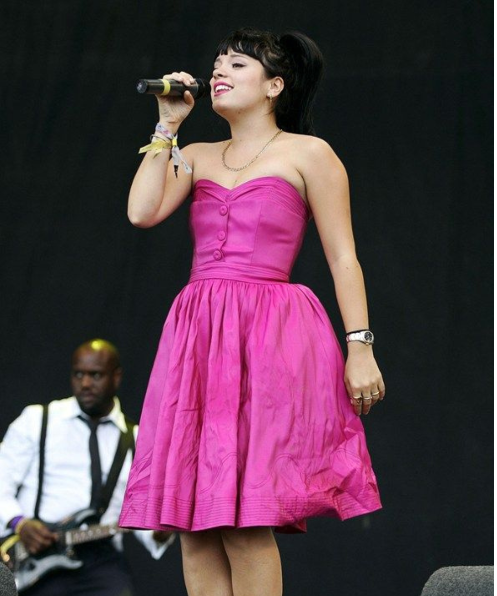Estilo de Lily Allen com vestido de formatura rosa e tênis.