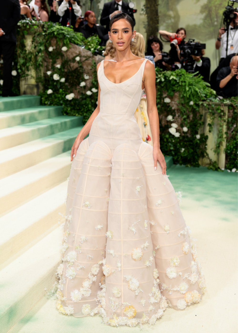 Um dos looks de Bruna Marquezine. Vestido nude estruturado em tule com aplicações florais 3D, modelagem ampla.