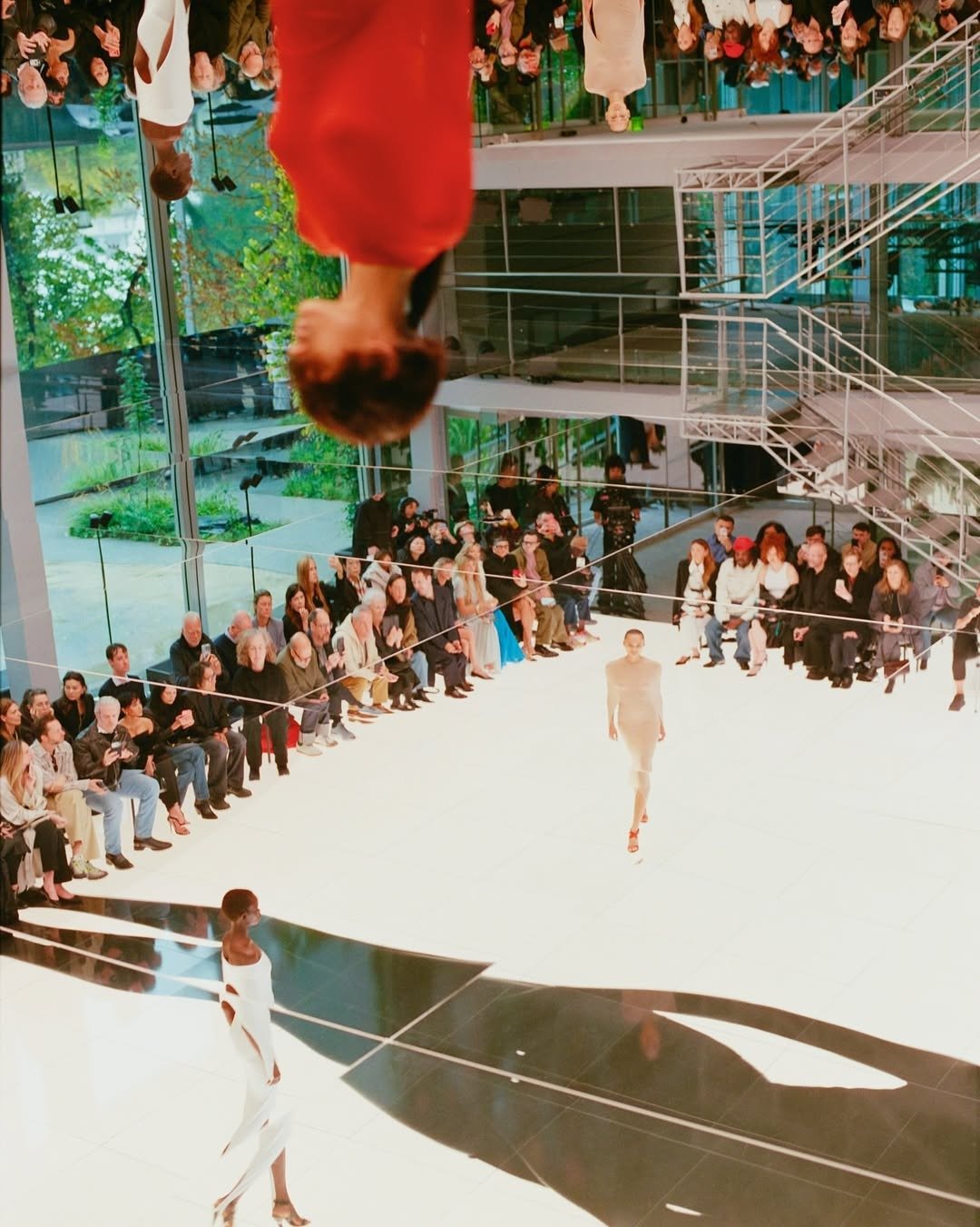 Modelos desfilam peças minimalistas em tons neutros e cortes precisos, refletindo a sofisticação e inovação da indústria da