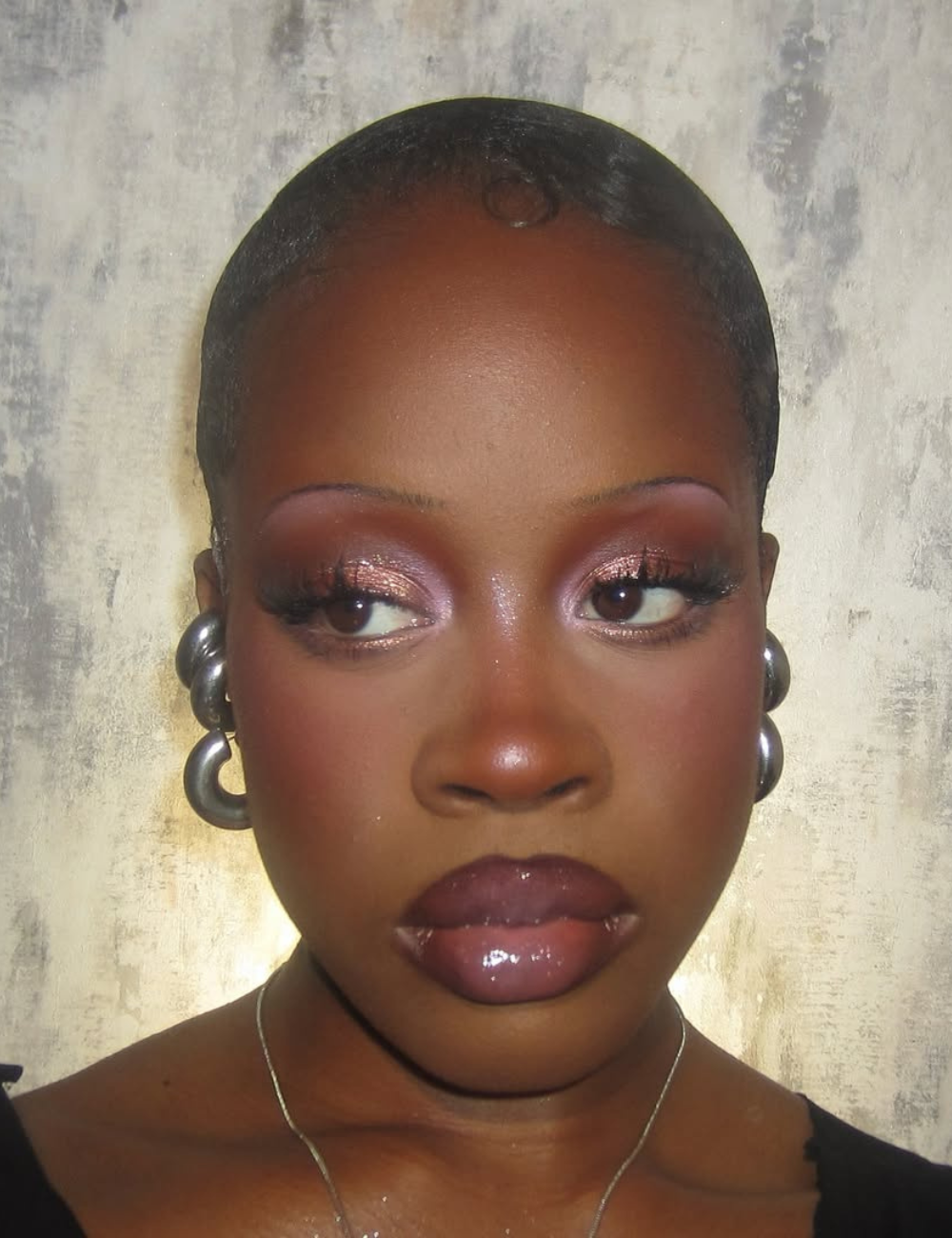 Maquiagens de Carnaval com sombras cintilantes em tons rosados, gloss labial escuro e blush marcante valorizam o olhar.