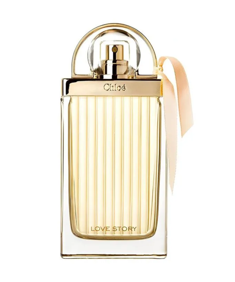 Frasco de perfume elegante Chloé Love Story em vidro transparente com detalhes dourados e laço rosa suave.
