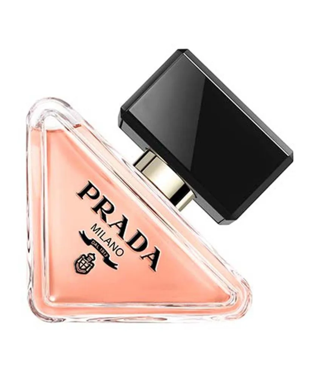 Frasco triangular em vidro transparente com perfume rosa suave e tampa preta, símbolo de perfumes elegantes e sofisticados.