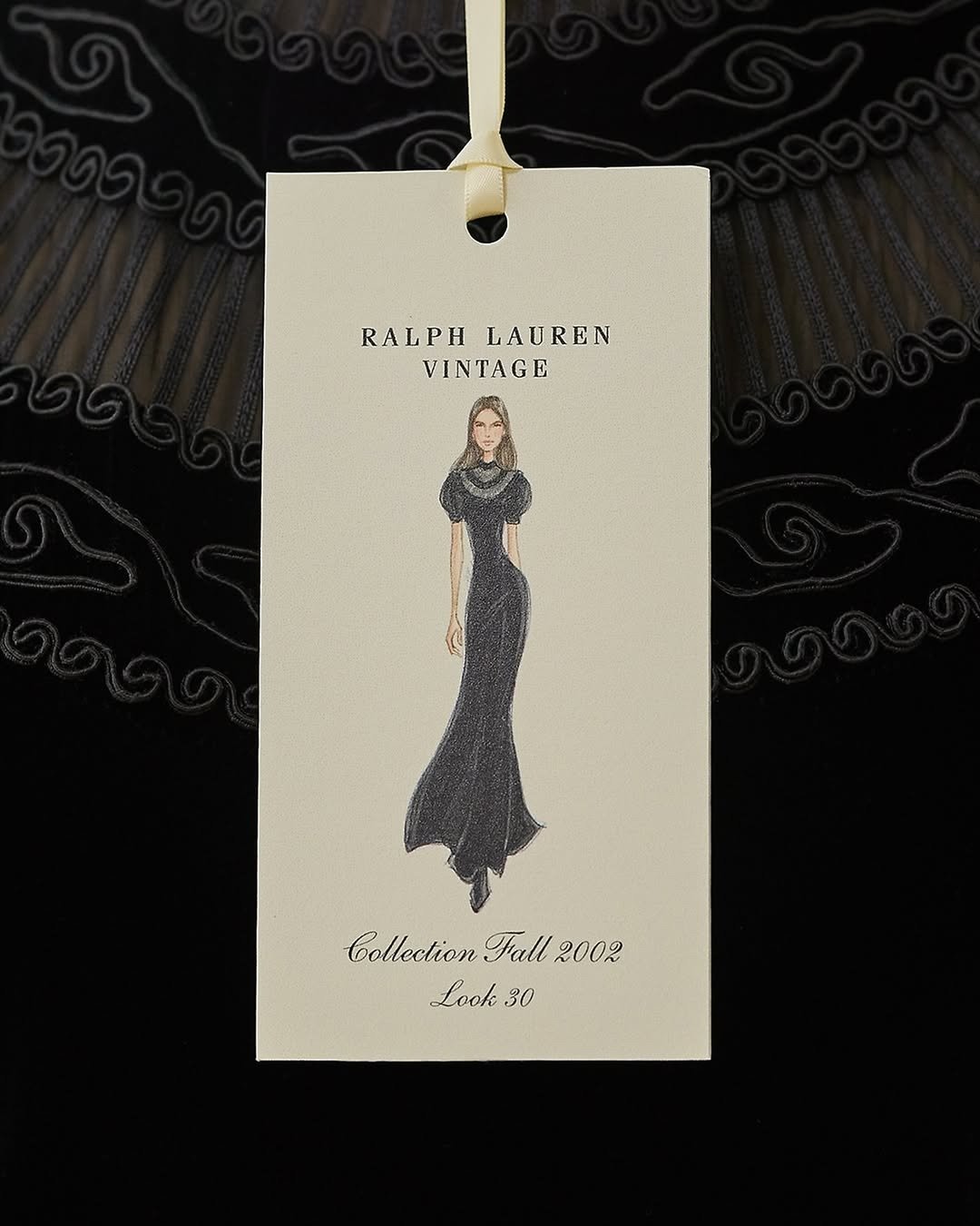 Indústria da moda em 2026 valoriza peças vintage como vestidos longos de modelagem ajustada em preto, unindo elegância e