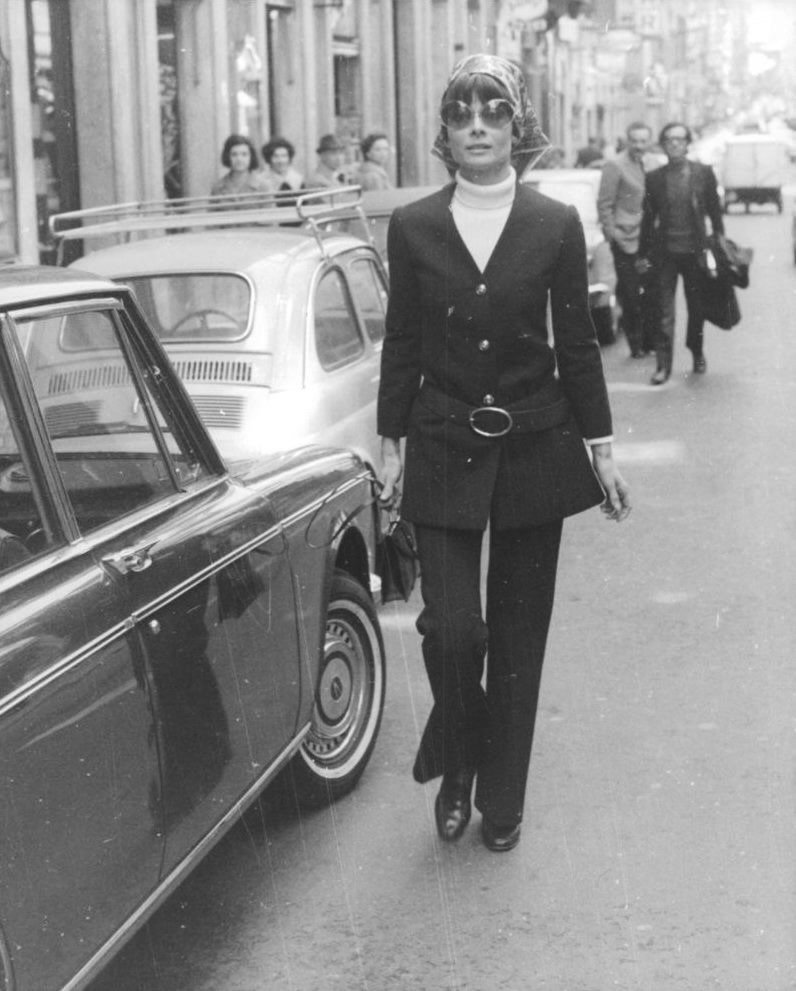 Valentino destaca elegância com blazer preto ajustado, calça reta, cinto largo, gola alta branca e lenço estampado, em