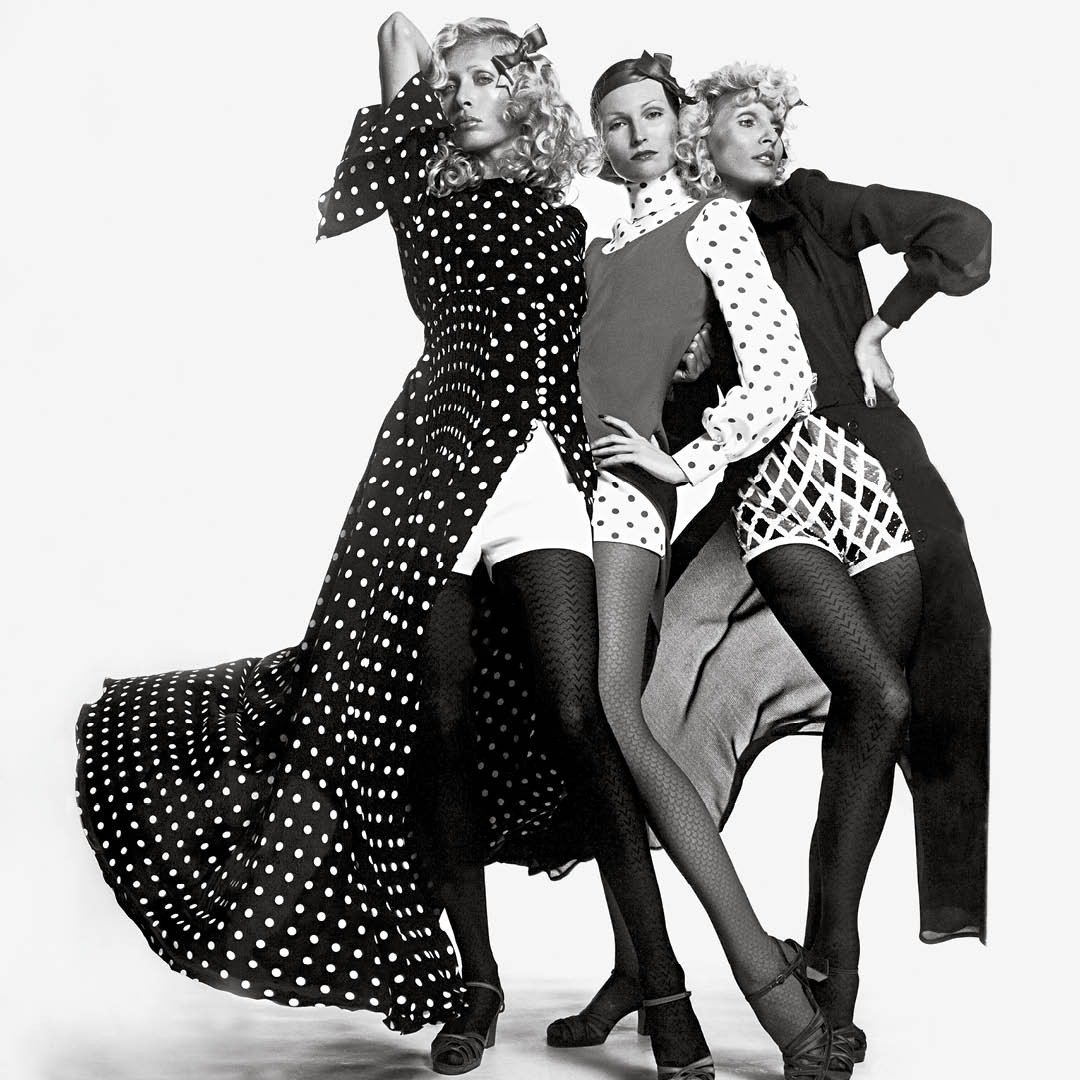 Trio de modelos posa com peças Valentino em preto e branco, destacando estampas de bolinhas, texturas fluídas e silhuetas