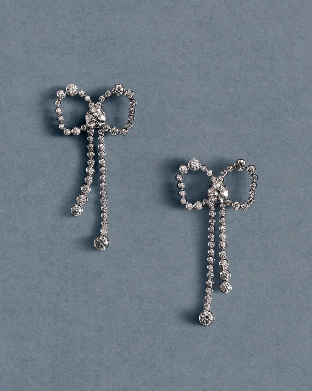 Brincos delicados em formato de laço com cristais brilhantes refletem a sofisticação e inovação da indústria da moda em 2026.