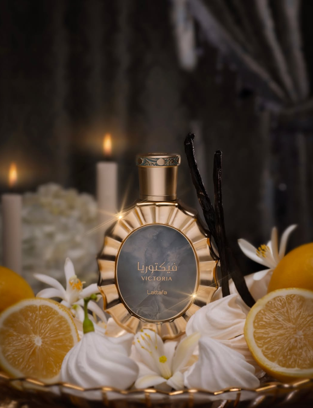 Perfume Victoria Lattafa em frasco dourado elegante, rodeado por flores brancas, baunilha e limões, sugerindo luxo e frescor.