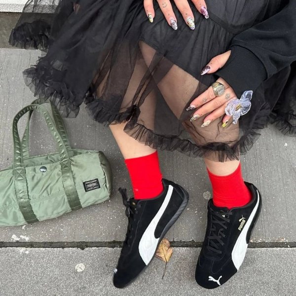 A meia vermelha é o segredo das fashion girls para looks mais estilosos