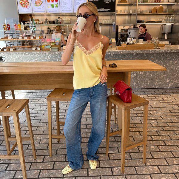 Como tirar do básico os looks com calça jeans e regata