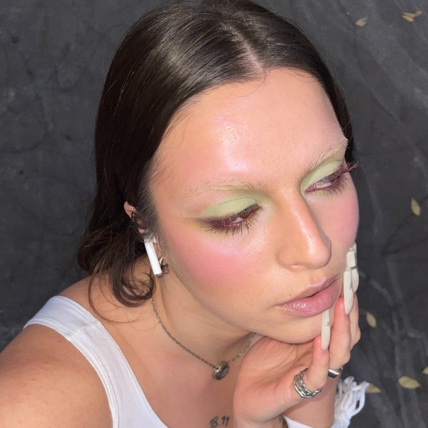 2026 é o ano da maquiagem colorida e excêntrica — e nós explicamos o por quê