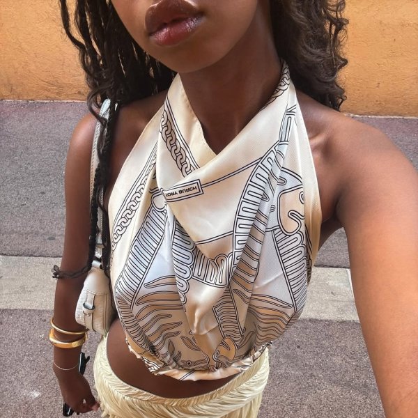 Os looks com amarração no pescoço são a grande aposta para 2026