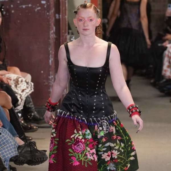 Diga tchau aos bag charms e olá aos pingentes de saia!