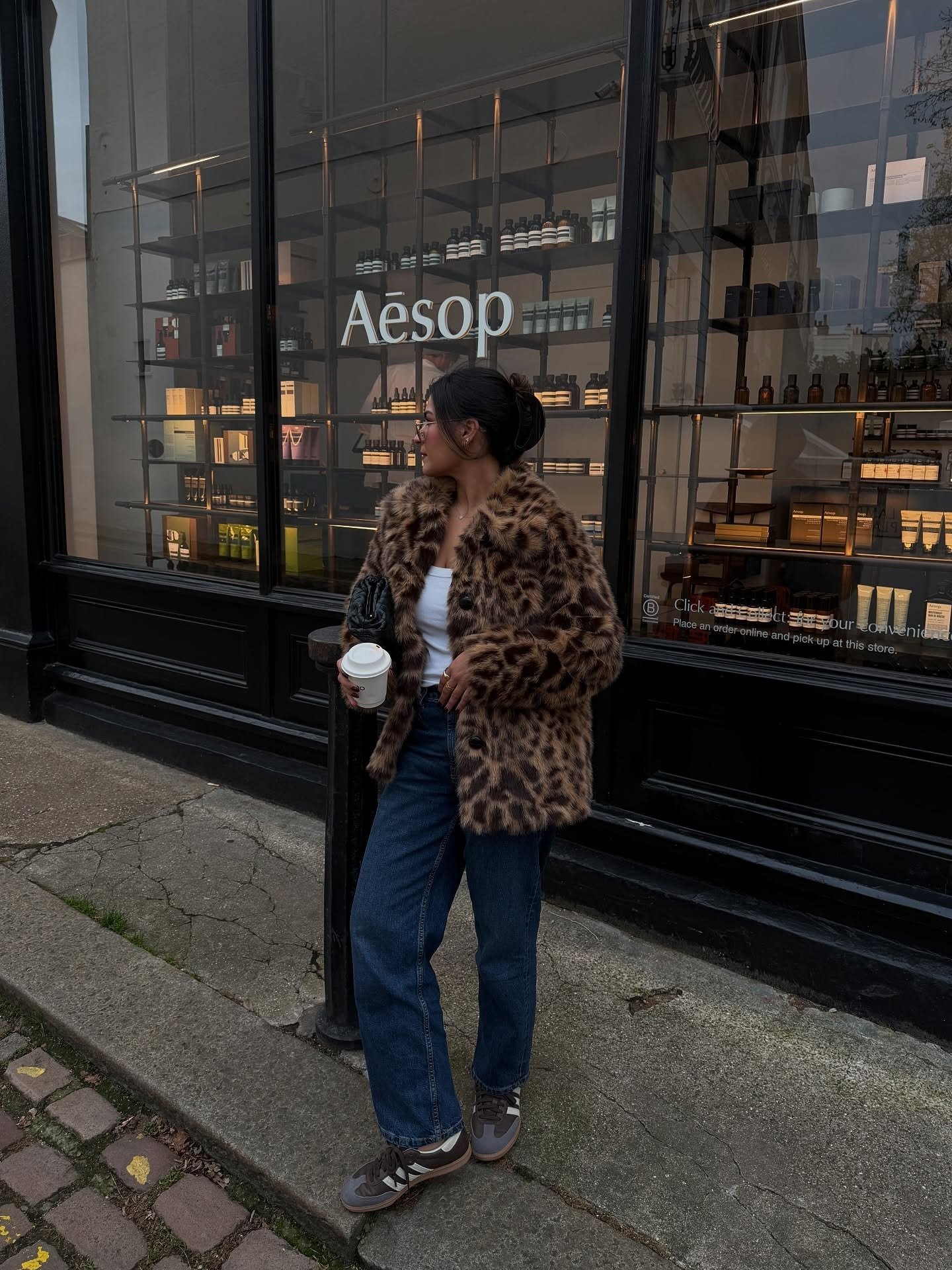 Como usar calça mom jeans no inverno